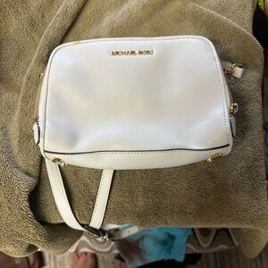 Michael Kors crossbody great for traveling. Marvelous condition